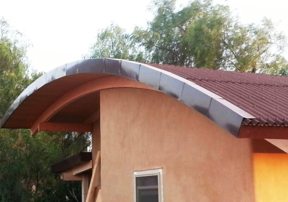 Individual house with curved roof covered with Onduline bitumen sheets